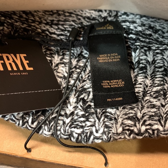 Frye Set 🌟 Beanie and Card Case - Picture 12 of 13